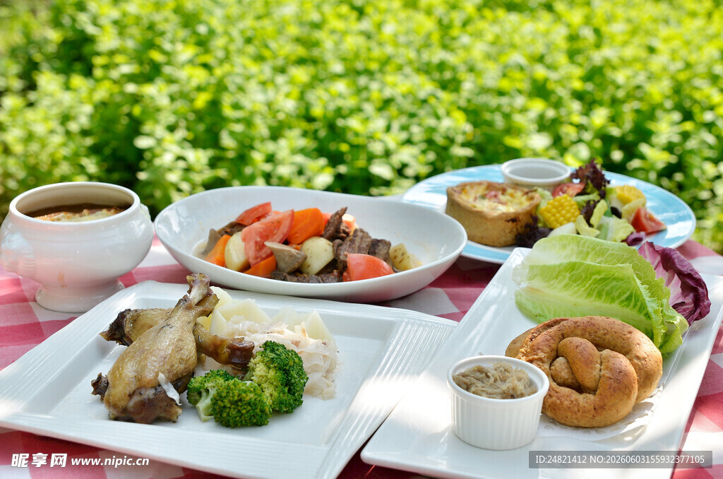 户外野餐美食丰富多样
