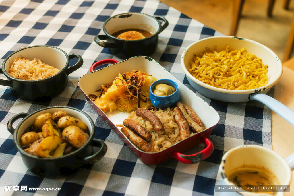 户外野餐美食丰盛场景