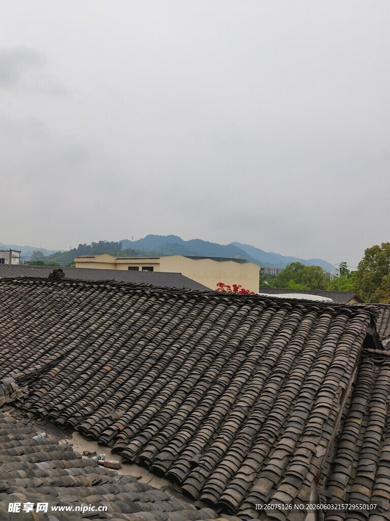 中式屋顶远眺青山景色