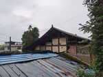 乡村老旧木屋与蓝色屋顶