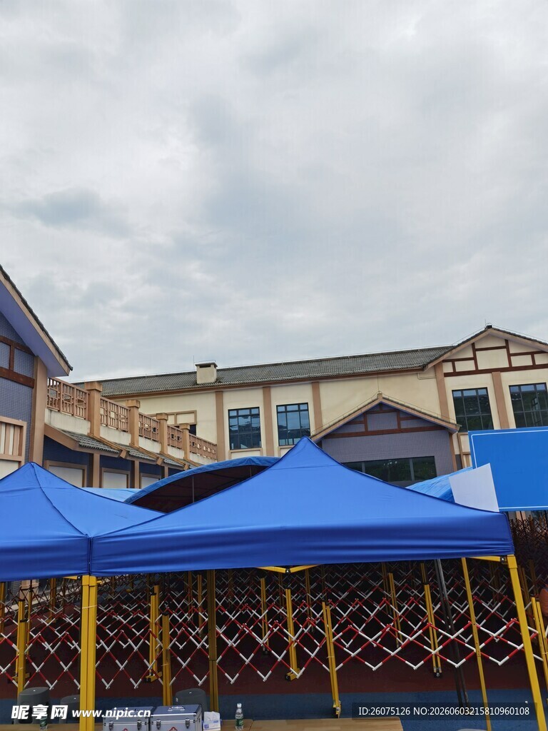 户外蓝色帐篷集市场景