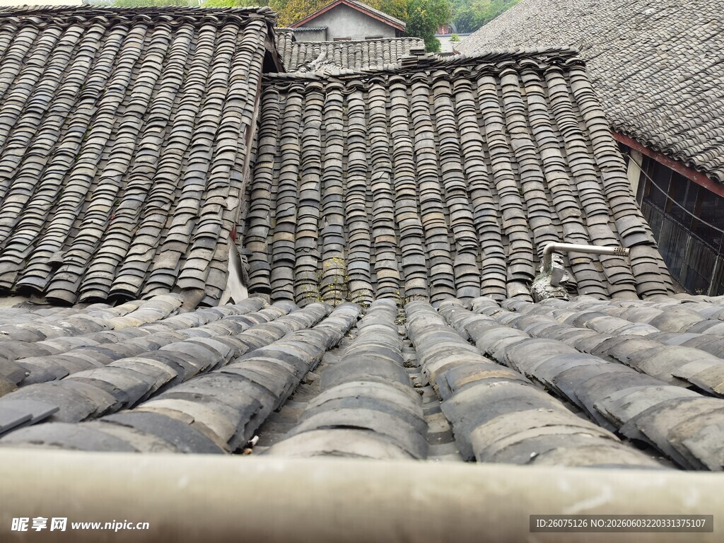 古朴灰瓦屋顶景象