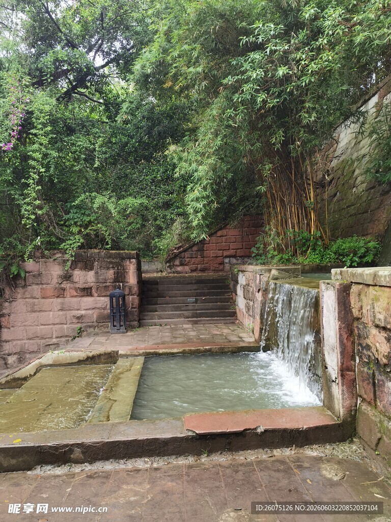 山间流水景观