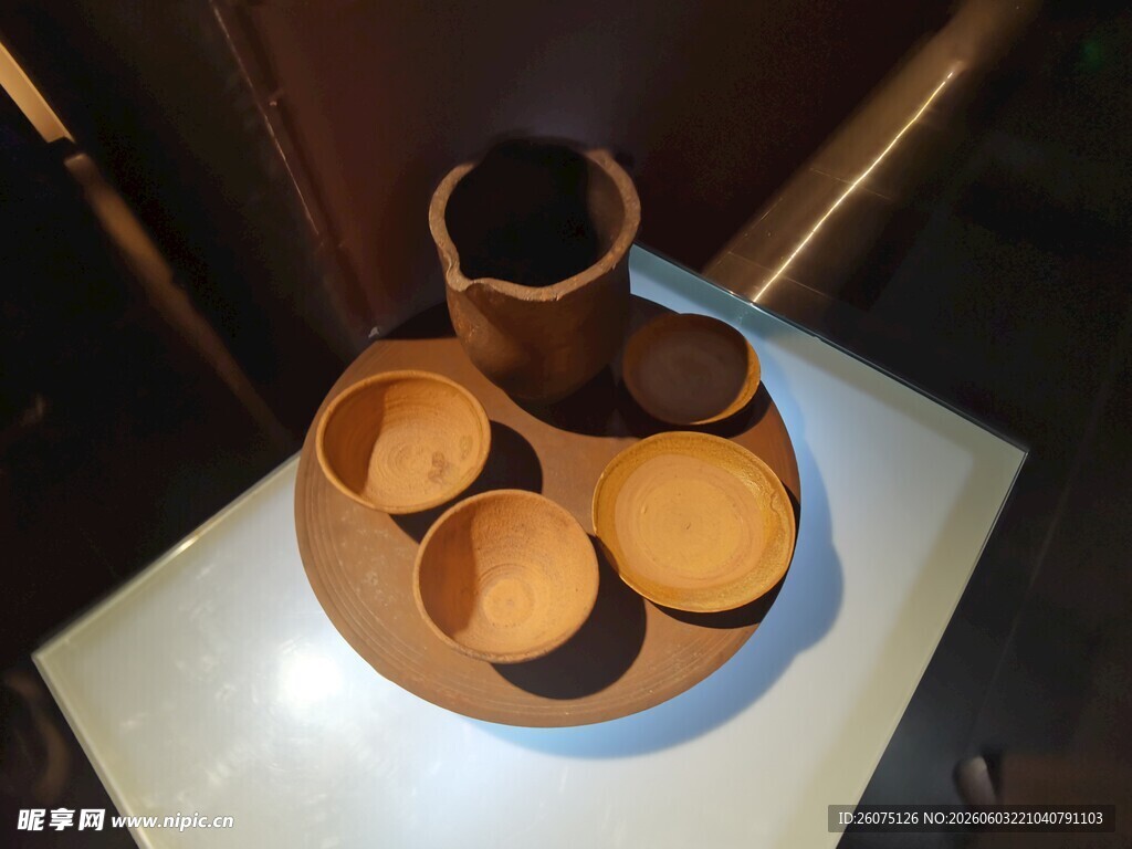 古朴陶制茶具组合展示