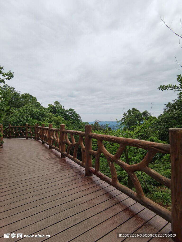 山间木质栈道景色宜人