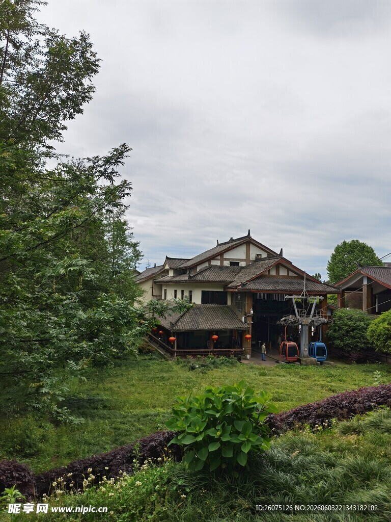 田园风格住宅绿树环绕