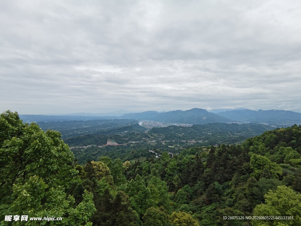 山林远眺美景