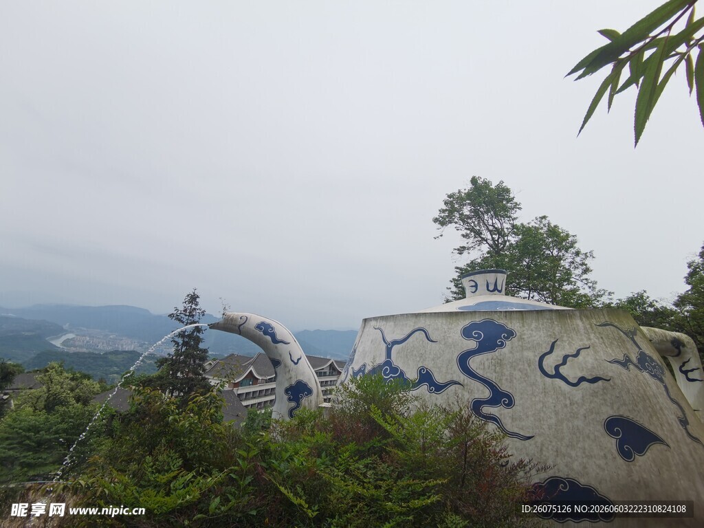 山间彩绘建筑与自然景观