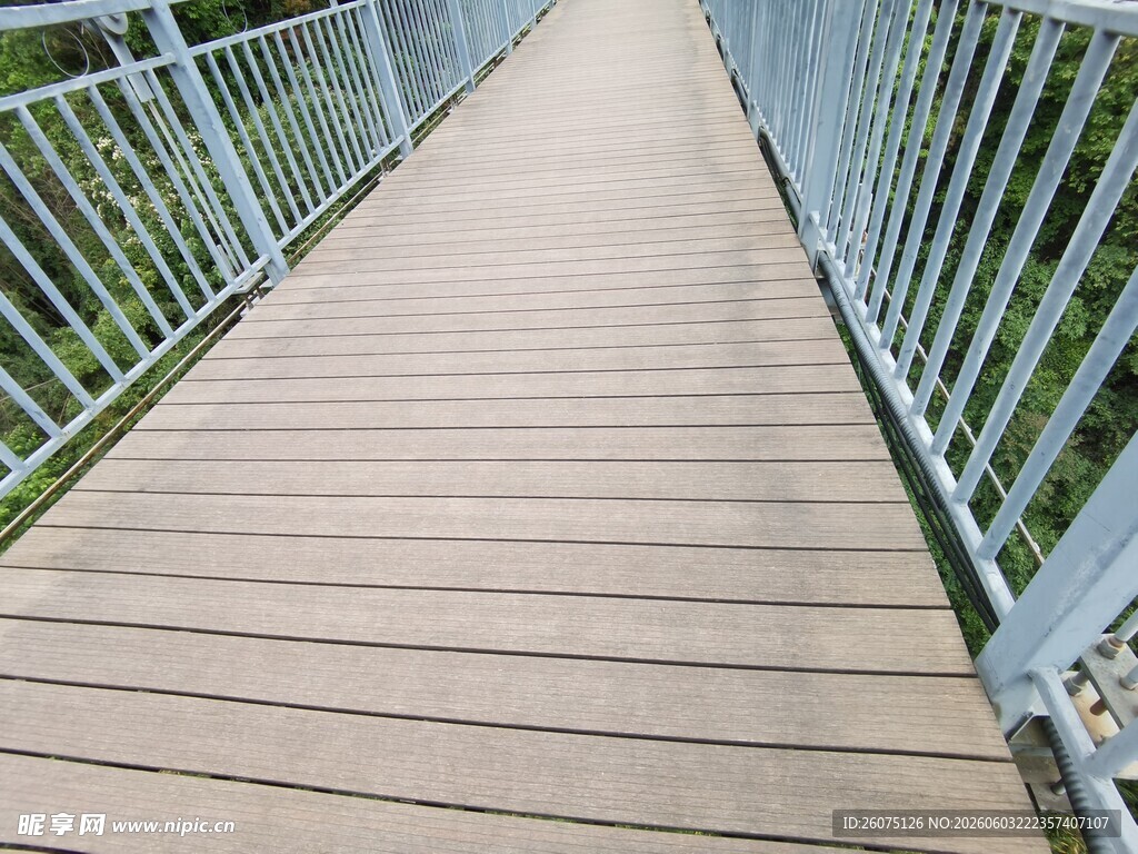 木质步道与金属护栏景观