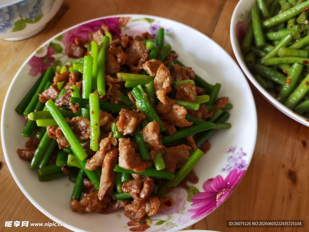 蒜苔炒肉丝色泽诱人