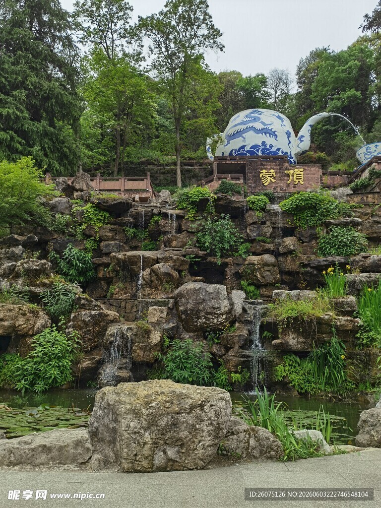 梦幻园林景观中的蓝顶建筑