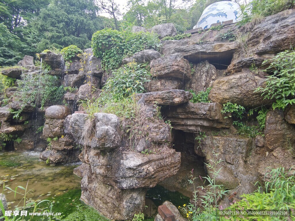 自然山石景观绿意萦绕