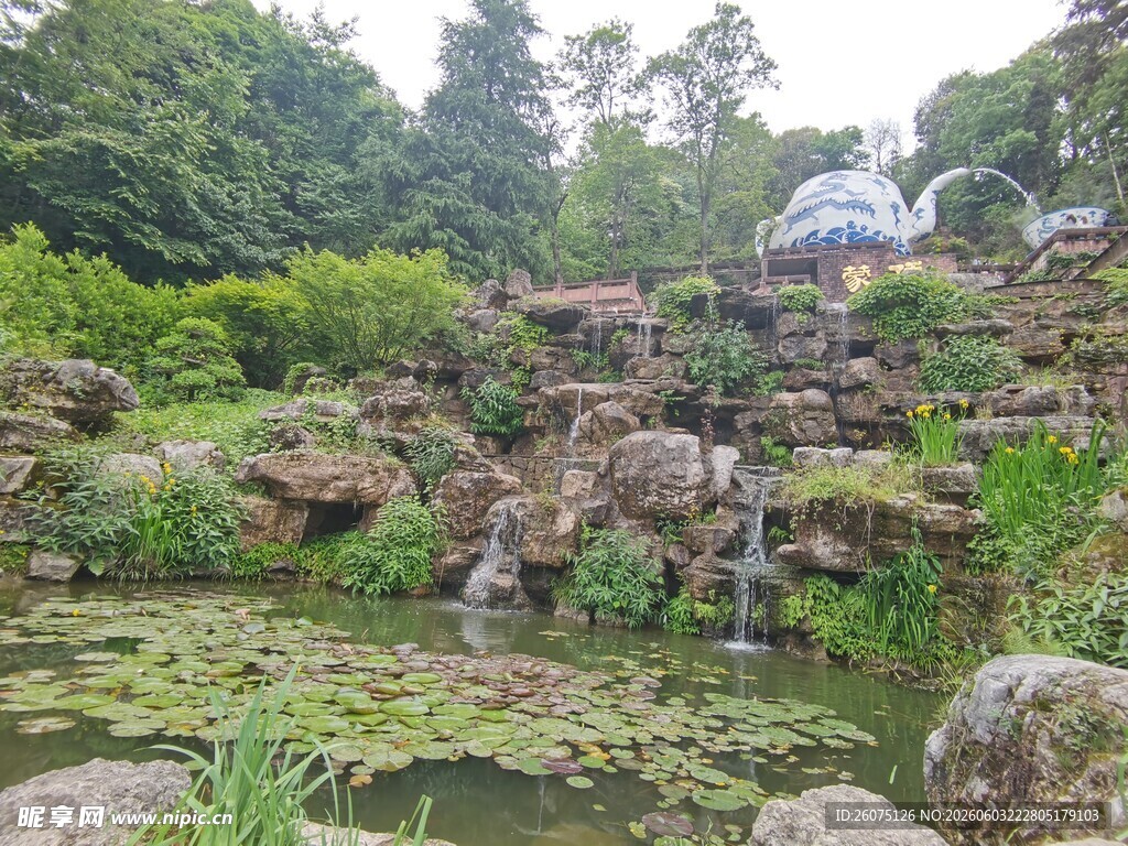 自然景观中的精致水景花园