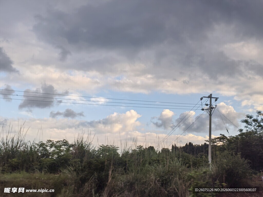 田野上空的多云天气