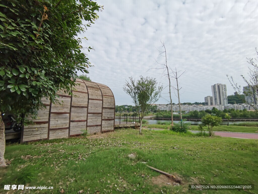 户外草地旁的木质小屋