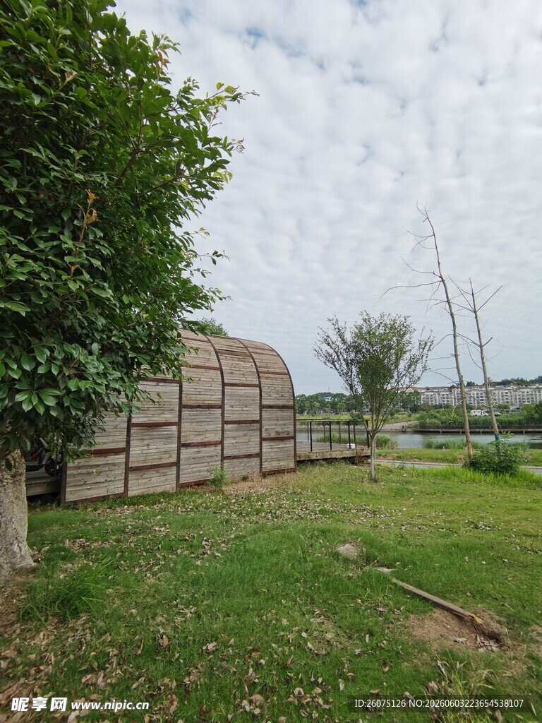 户外草地旁的木质储物区