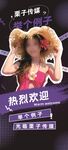 戴夸张帽子的时尚女孩