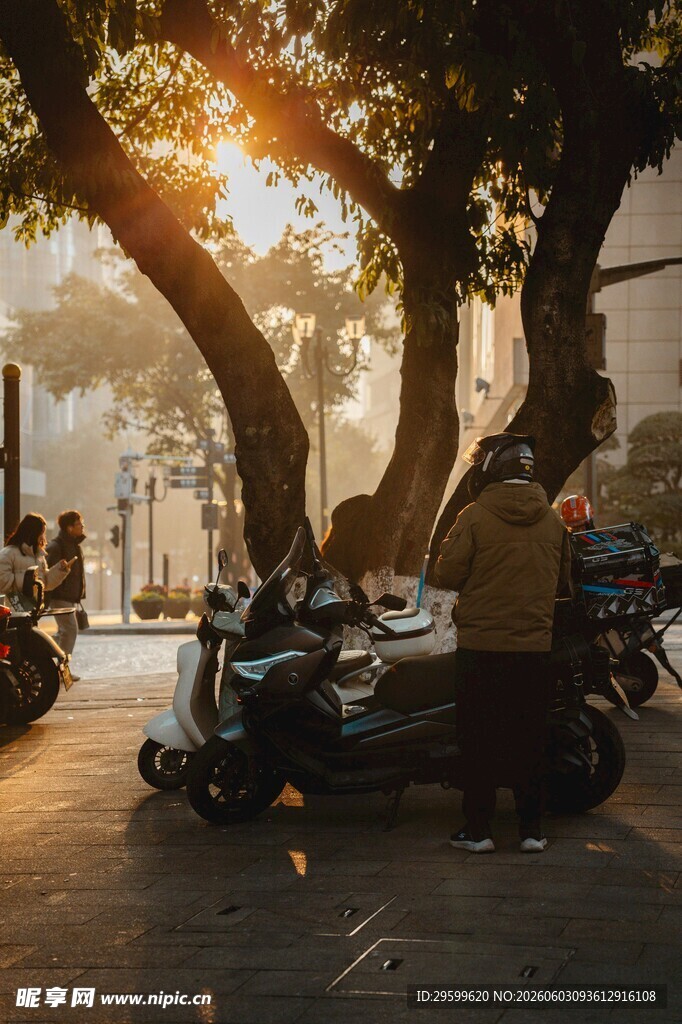 秋日街头的复古摩托与行人