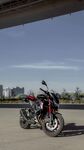 公路旁酷炫摩托车