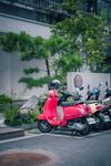 街头停放的多彩时尚摩托车