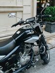 黑色酷炫摩托车停于街道
