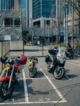 城市中停放的多辆摩托车