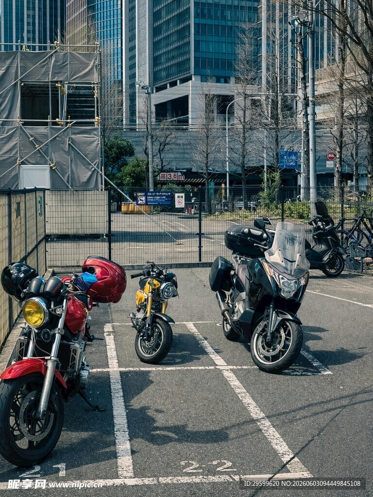 城市中停放的多辆摩托车