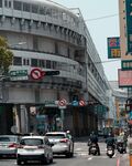 城市街道繁忙交通景象