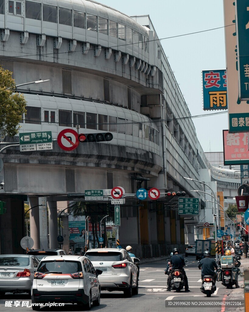 城市街道繁忙交通景象