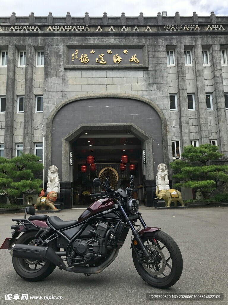复古摩托停于中式建筑前