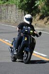 公路上骑行的酷炫摩托车手
