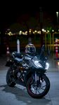 炫酷摩托车夜色中闪亮登场