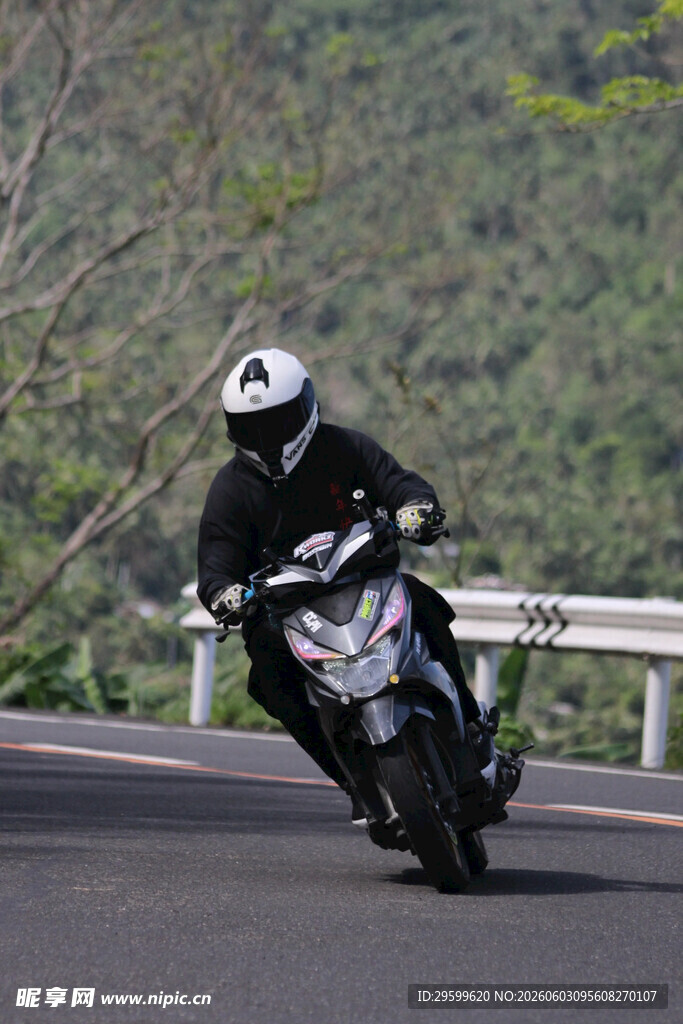 摩托车手公路上帅气骑行