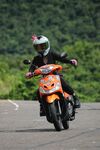公路上的摩托车骑手