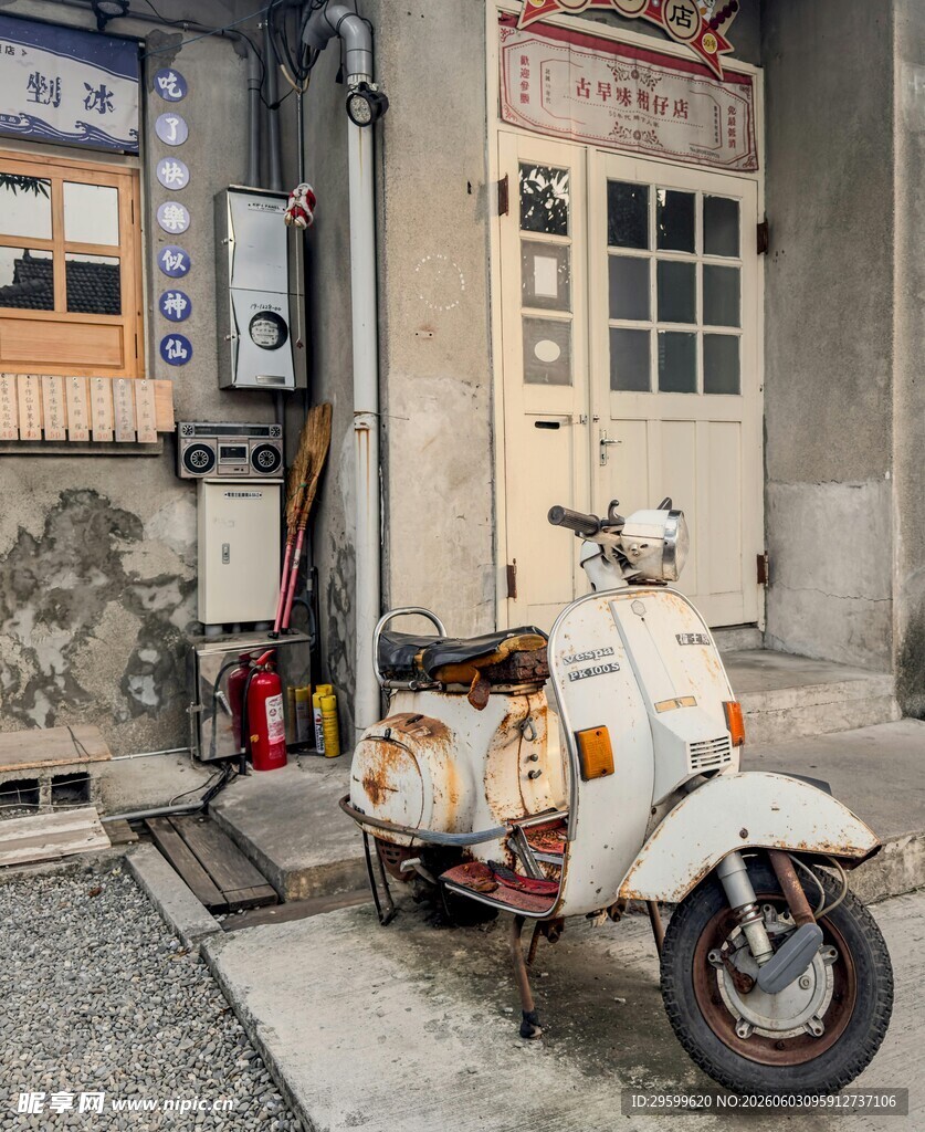 复古街头的白色踏板摩托车