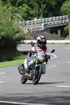 摩托车手公路上飞驰