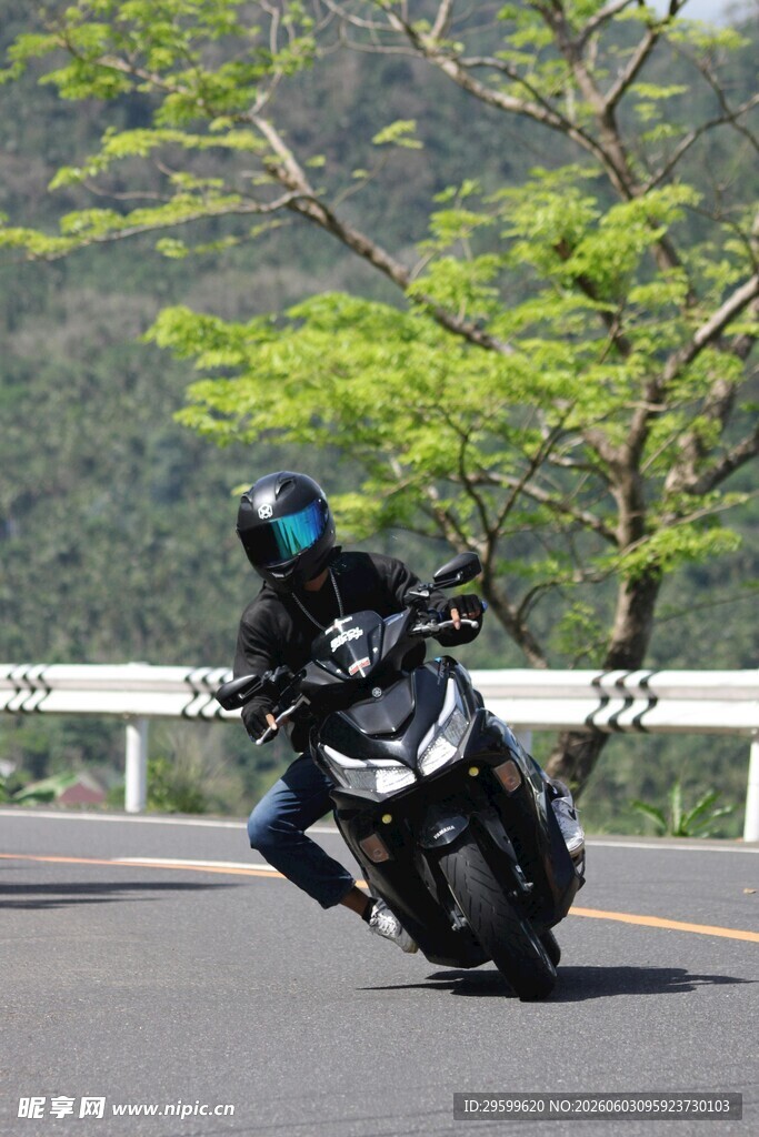 公路上帅气的摩托车骑手