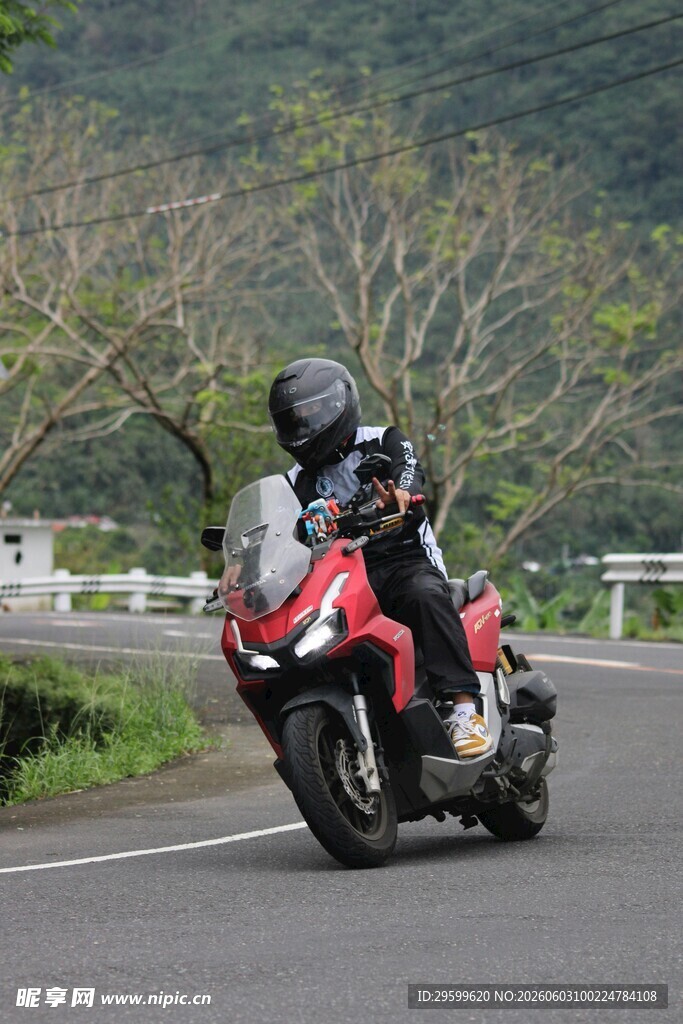 公路上的摩托车骑行者