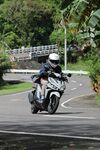 公路上的双人摩托车骑行