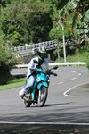 公路上的摩托车骑行者