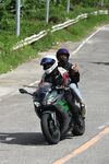 两人骑行于公路上