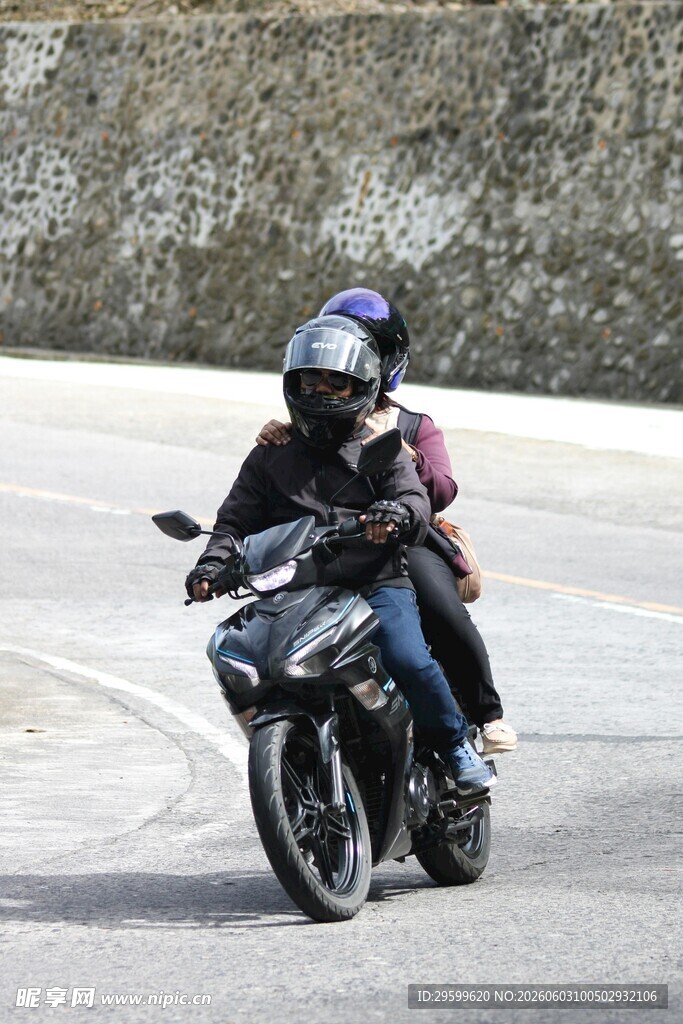 摩托车手公路骑行瞬间
