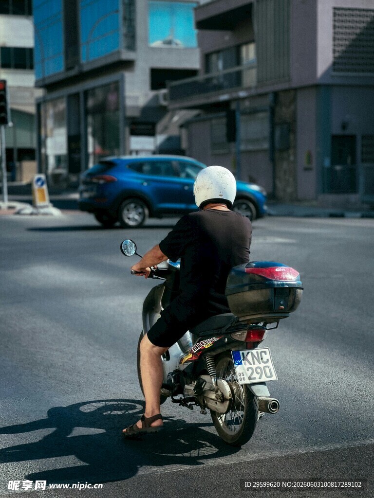 街头骑行者背影