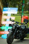 黑色摩托车停于指示牌旁