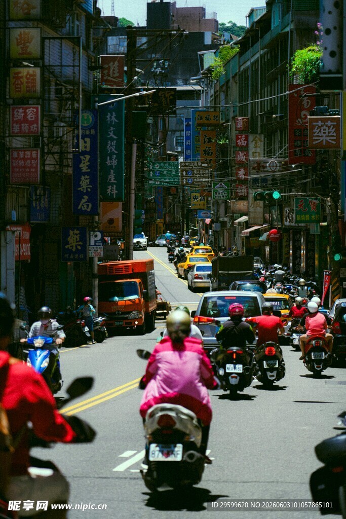 热闹街头的摩托骑行景象