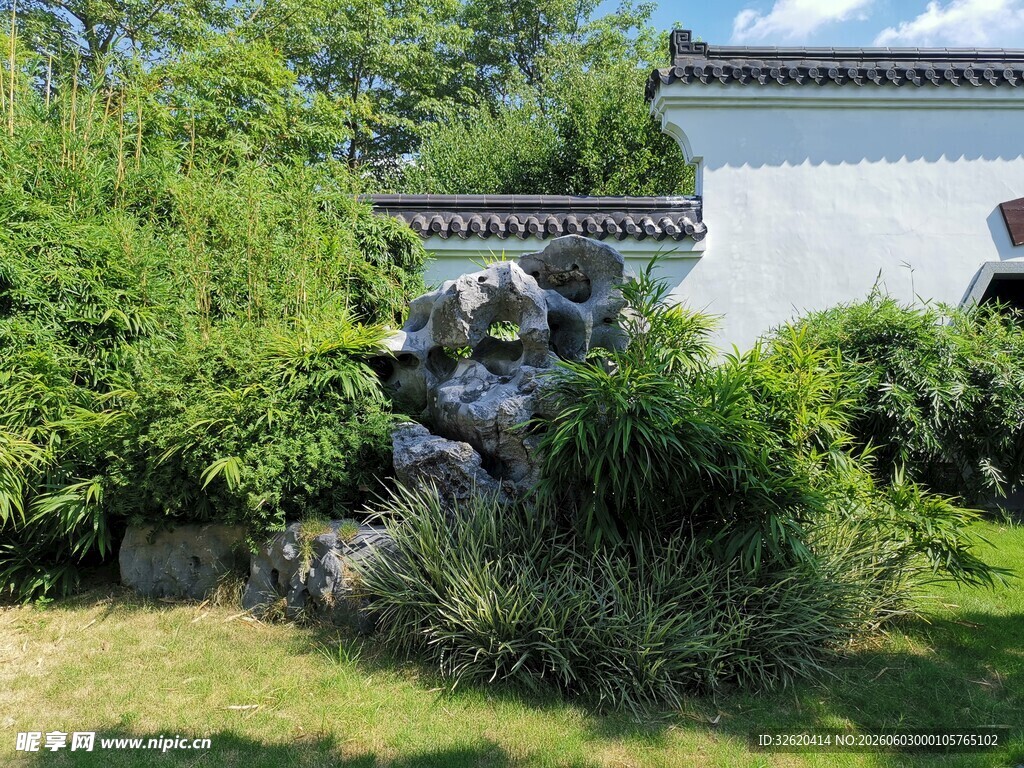 中式庭院假山绿植景观