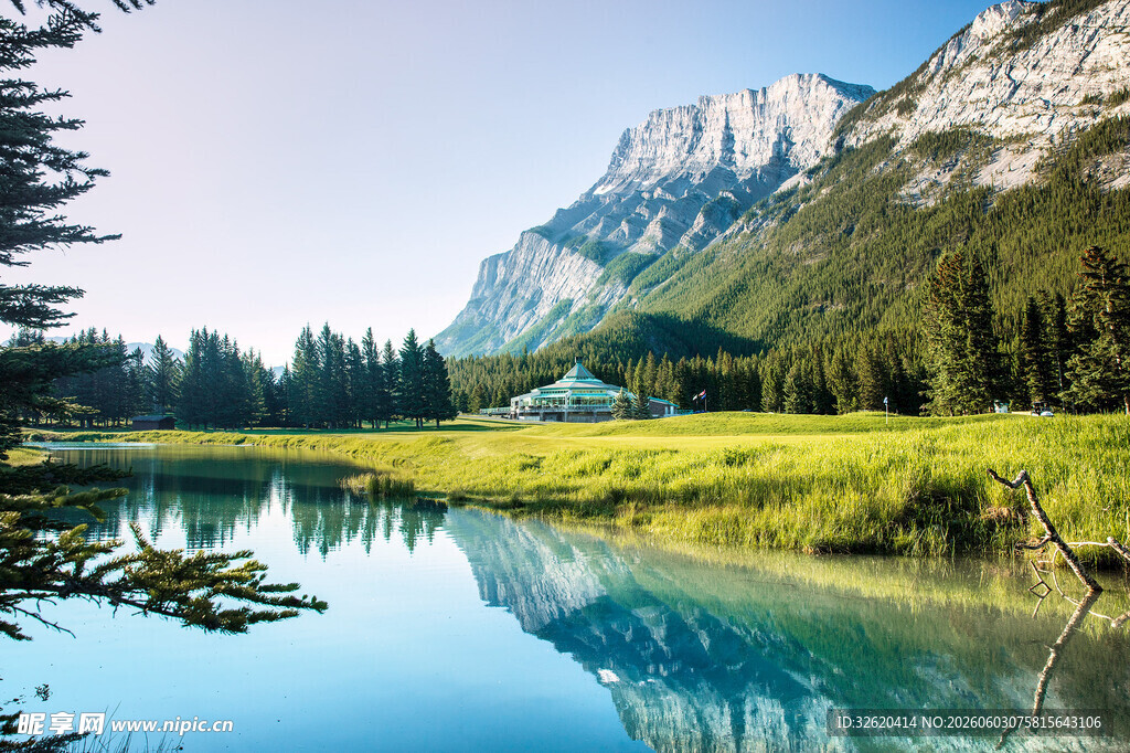 山间湖畔美景