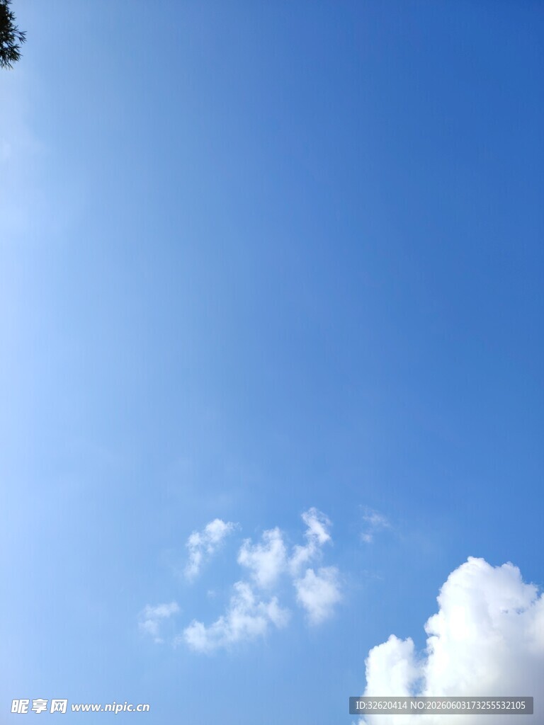 晴朗蓝天飘着几朵白云
