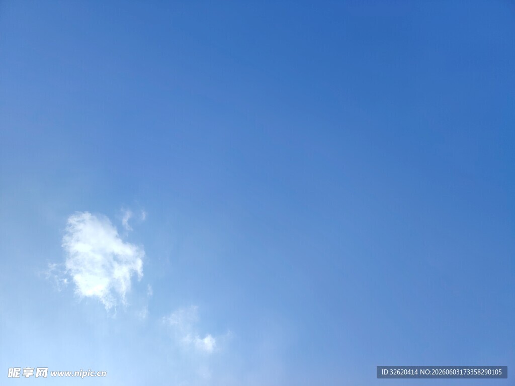 晴朗蓝天中的一朵白云