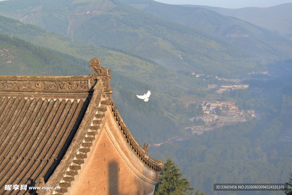 古建屋檐飞鸟与远山景色